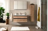 Badezimmer in Braun und Beigetönen mit Waschtischunterschrank und Hängeschrank in Holzdekor