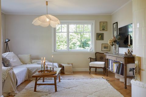Wohnzimmer mit antiken Vintagemöbeln und beigefarbenen Wänden.