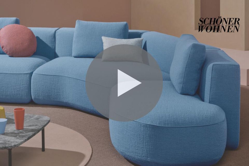 Blaues Sofa in organischer Form