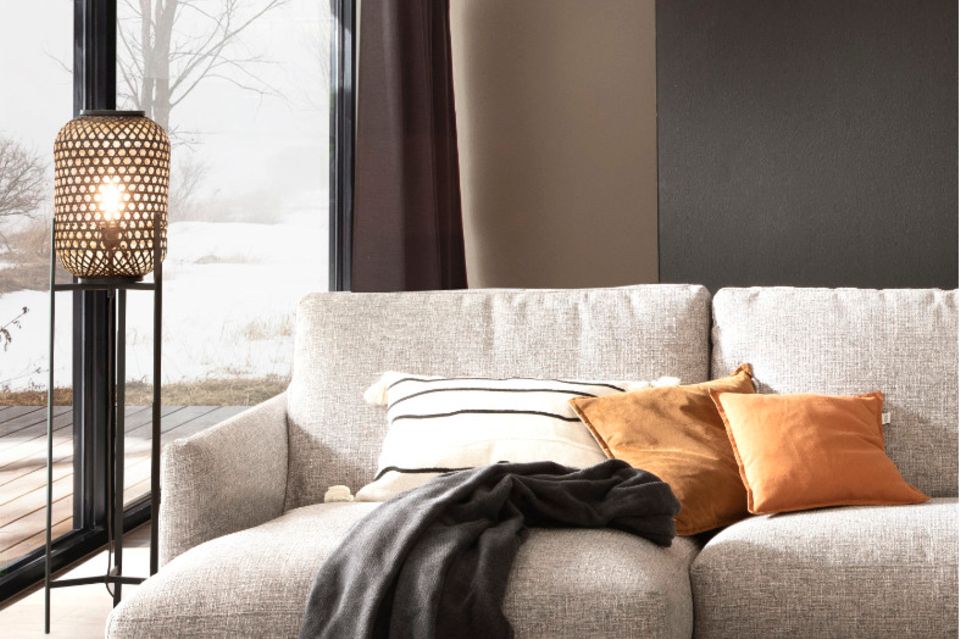 Graues Sofa mit Kissen und Decke