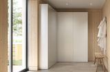 Heller Schrank mit niedriger Tiefe  über Eck in der Nähe einer Sauna