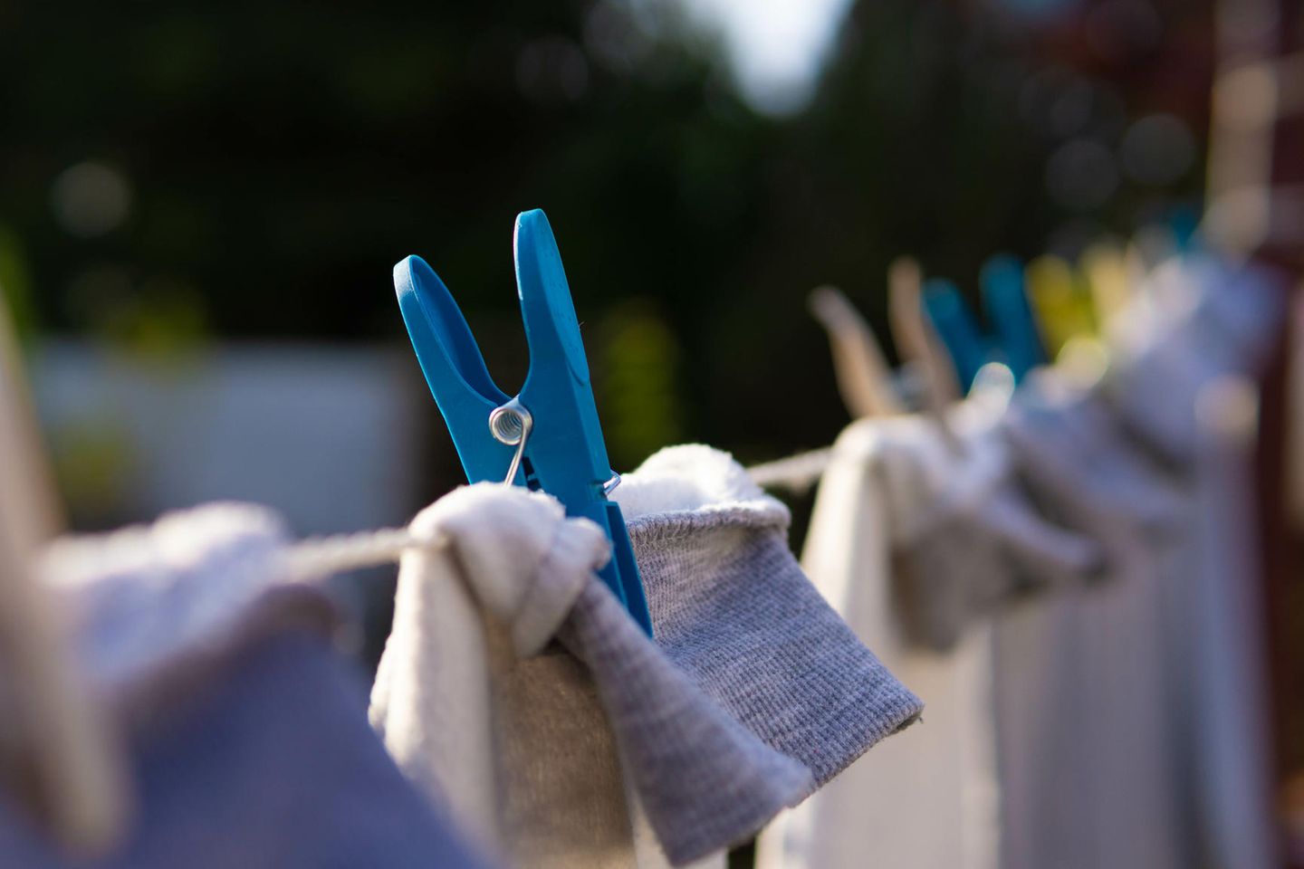 Wäsche an Wäscheklammern aufgehängt draußen auf einer Wäscheleine