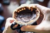 Gebrauchter Kaffeesatz, der in einem Kaffeefilter zurückbleibt