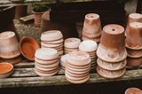 Gestapelte Pflanzentöpfe aus Keramik