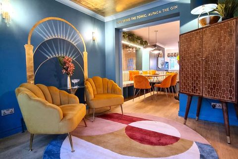 Wohnzimmer mit goldener Decke und blauen Wänden