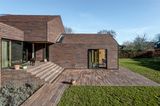 Terrasse und Haus mit Satteldach aus Ziegeln