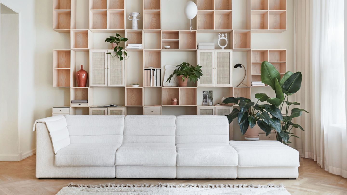 Starke Konkurrenz: Bcherregal hinterm Sofa - [SCHNER WOHNEN]