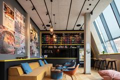 2020 ging Deutschlands erstes "Cabin"-Hotel in der Brennerstraße nahe dem Hamburger Hauptbahnhof an den Start. Die schallisolierten Schlafkabinen, die maximal sechs Quadratmeter groß sind, wurden speziell für ein junges Publikum konzipiert. Das freut sich über die digitale Rundumausstattung, die vielen Bars in der Nachbarschaft und eine Dachterrasse mit Blick über das Szeneviertel Sankt Georg. DZ ab ca. 60 Euro.  www.cab20.de