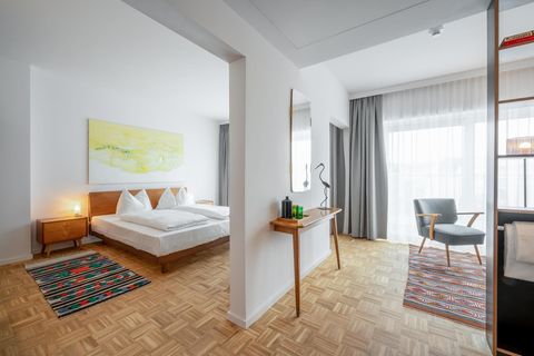 Am Wiener Prater hat sich ein Hotelkonzept etabliert, dessen Geschichte schnell um die Welt ging, weil geflüchtete Menschen hier einen Job bekamen und zu internationalen Gastgebern werden konnten. Jetzt zog das "Magdas" mit gleichem Konzept in ein ehemaliges Priesterwohnhaus im 3. Bezirk, nicht weit vom Stadtpark entfernt. Der einst triste Parkplatz wurde mithilfe einer Crowdfunding-Kampagne in einen wunderbaren Garten verwandelt, die 85 unterschiedlichen Zimmer im Upcycling-Design eingerichtet. Und ja: Wien ist immer eine Reise wert. DZ ab ca. 90 Euro.  www.magdas-hotel.at