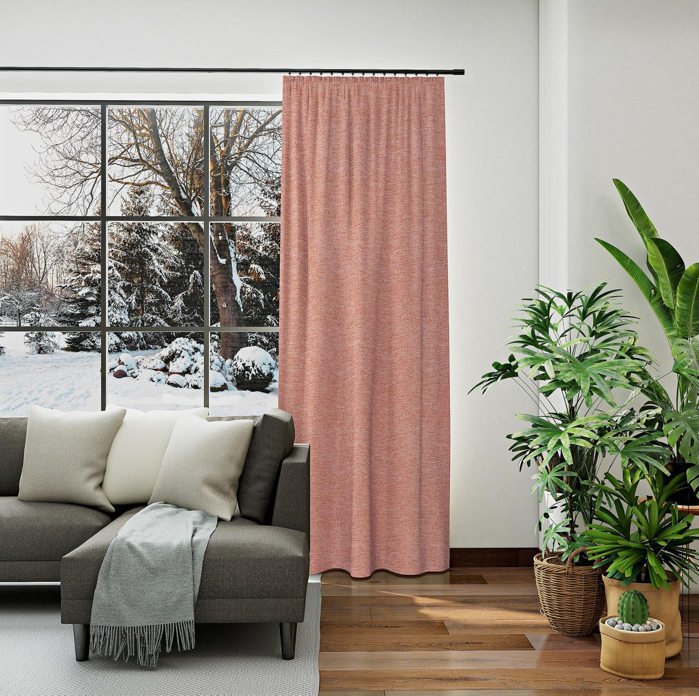 Roséfarbener Thermovorhang im Wohnzimmer neben einem Fenster mit winterlichem Ausblick