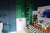 Zimmertür im Color-Blocking-Stil mit einem Schuhregal in Grün