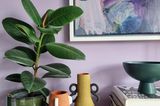 Vasen im Boho-Stil vor einer Wand in Fliederrosa