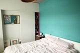 Vorher-Bild eines in die Jahre gekommenen Schlafzimmers mit türkisfarbener Wand