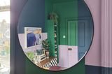Runder Wandspiegel in einem farbenfrohen Raum
