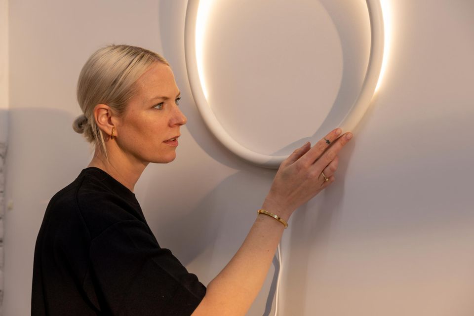 Sabine Marcelis mit runder Leuchte aus Kollektion "Varmblixt"