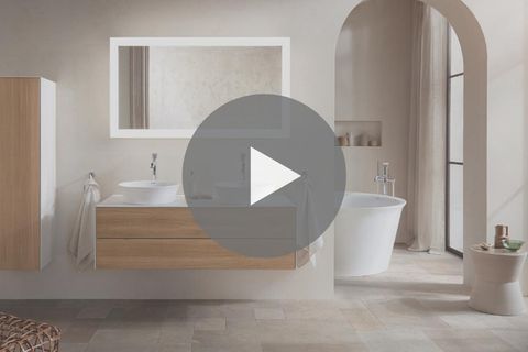 Badezimmer mit Holzschränken und freistehender Badewanne