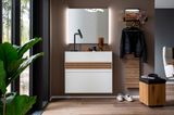 Weißer Schuhschrank im beigefarbenen Flur