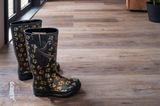 Boden in Holzoptik mit Gummistiefeln
