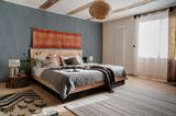 Die Bettgestelle im Schlafzimmer sind selbst gezimmert, der Nachttisch besteht aus einer Baumscheibe, die auf dem Grundstück lag.     Tipp: Im SCHÖNER WOHNEN-Shop finden Sie hochwertige und stilvolle Designermöbel.
