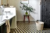 Badezimmer mit gemustertem Boden und schwarzem Holzschrank