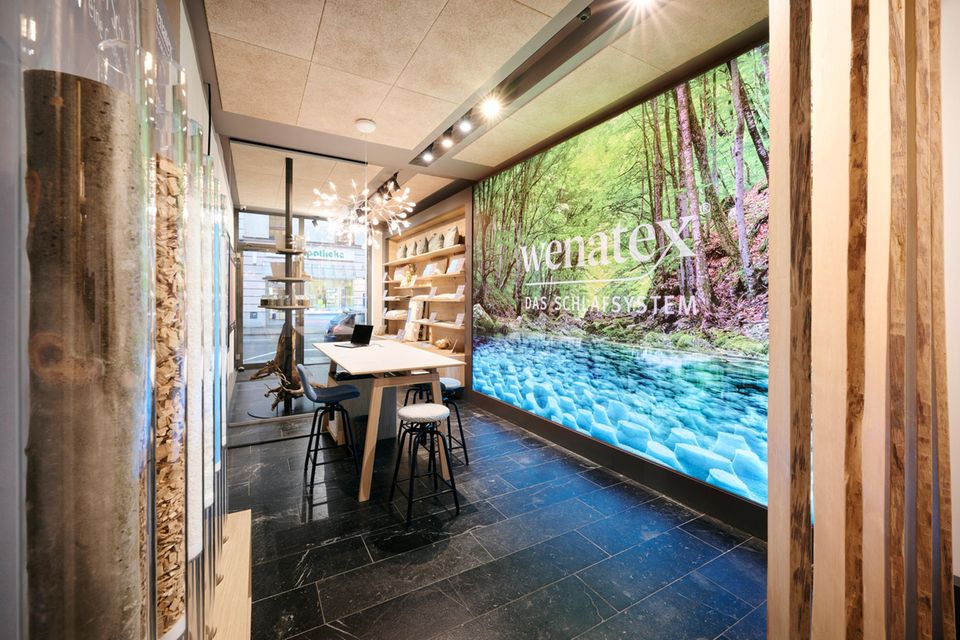 Wenatex-Store mit großem Screen und Beratungstisch in der Münchener Innenstadt.