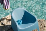 Blauer Kunststoff-Sessel am Meer