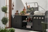 Outdoor-Küche mit Grill auf hell gestalteter Terrasse