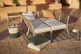 Sonnenbett unter Sonnenschirm auf Terrasse im mediterranen Stil