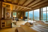 Lüsen liegt in Südtirol und ist ein malerisches Bergdorf, abseits gelegen auf 1000 Meter Höhe und umgeben von unendlichen Wiesen und Almen. Eine der schönsten ist die Lüsneralm, die sich mit ihren Gipfeln vom Hotel aus erwandern lässt. Im Winter zieht man die Schneeschuhe an oder geht auf die Loipe. Und danach in den Wellnessbereich, der hier so groß ist, dass sich das der Nachhaltigkeit verschriebene Hotel dafür einen eigenen Namen ausgedacht hat: "Naturellness@Spa". Nicht verpassen: das Schwitzhüttenritual. DZ ab 126 Euro inkl. 3/4-Pension.  www.luesnerhof.it