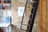 Kinderzimmer mit Backsteinwand und Leitertreppe in Schwarz