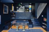 Wohnraum in Blau mit kurzer Treppe zur Küche und Blick auf die Straße