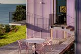 Rosa Hausfassade mit großer Terrasse und Blick auf den Pazifik