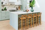 Silberfarbene Küche mit Arbeitsplatten aus Marmor und Tresen am Küchenblock