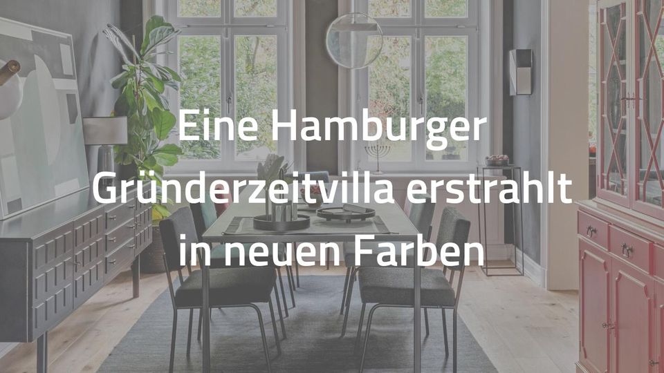 Eine Hamburger Gründerzeitvilla erstrahlt in neuen Farben Esszimmer mit großem Tisch und vertäfelter Holzdecke