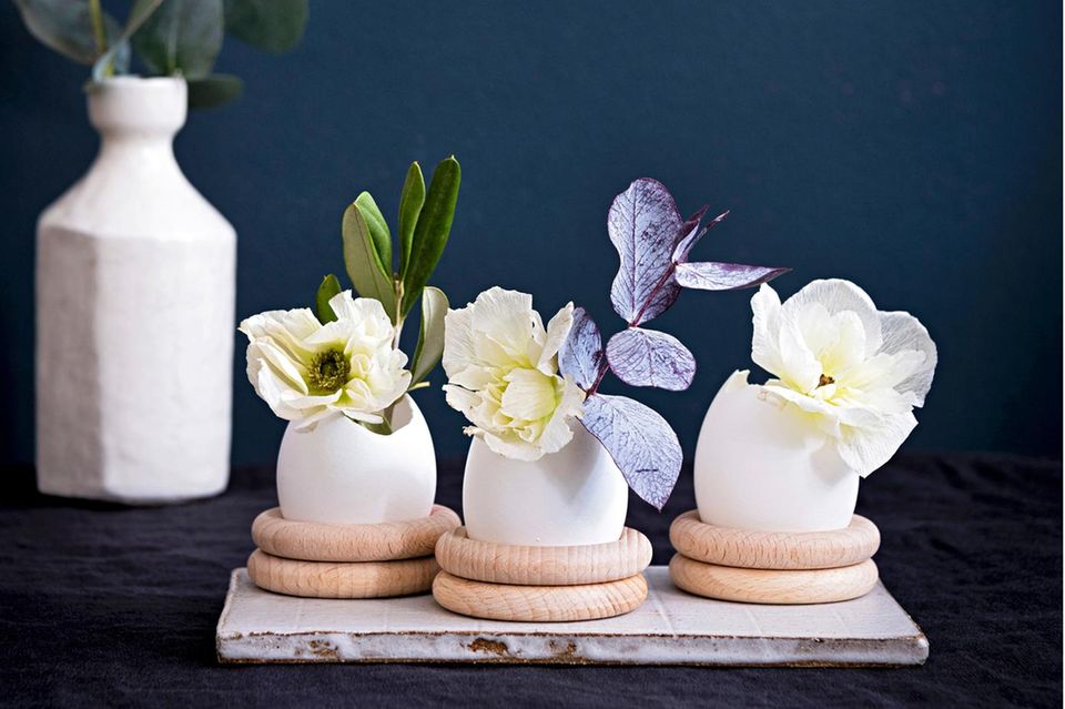 Blumen in leeren Ostereiern als Vasen
