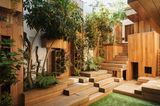 Ein Vorgarten mit Treppenstufen aus Holz und einer hölzernen Hausfassade
