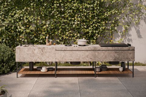 Outdoor-Küche aus Steinzeug auf Aluminiumrahmen vor efeubewachsener Wand