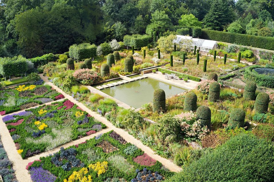 Garten mit Beetstreifen und Wasserbecken