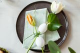 Tulpen durch Eierschalen gefädelt als Platzdeko