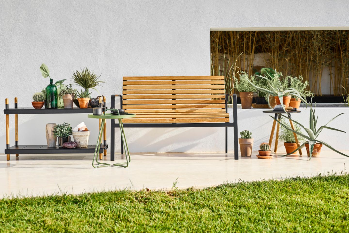 Gartenbank stilvoll dekorieren – Ideen & Tipps