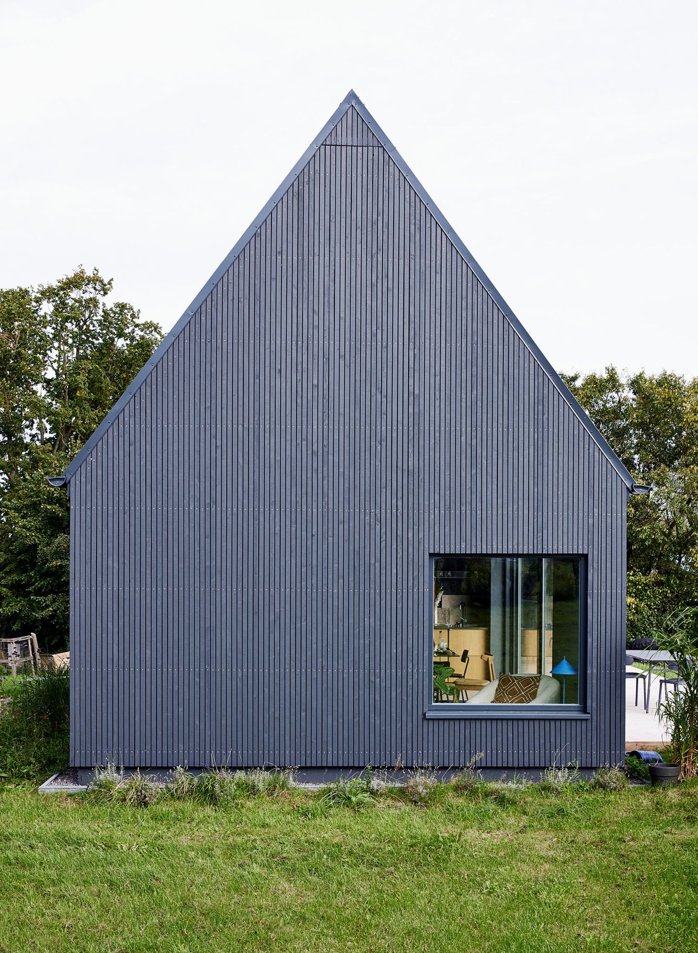 Schwarzes Holzhaus mit Fenster