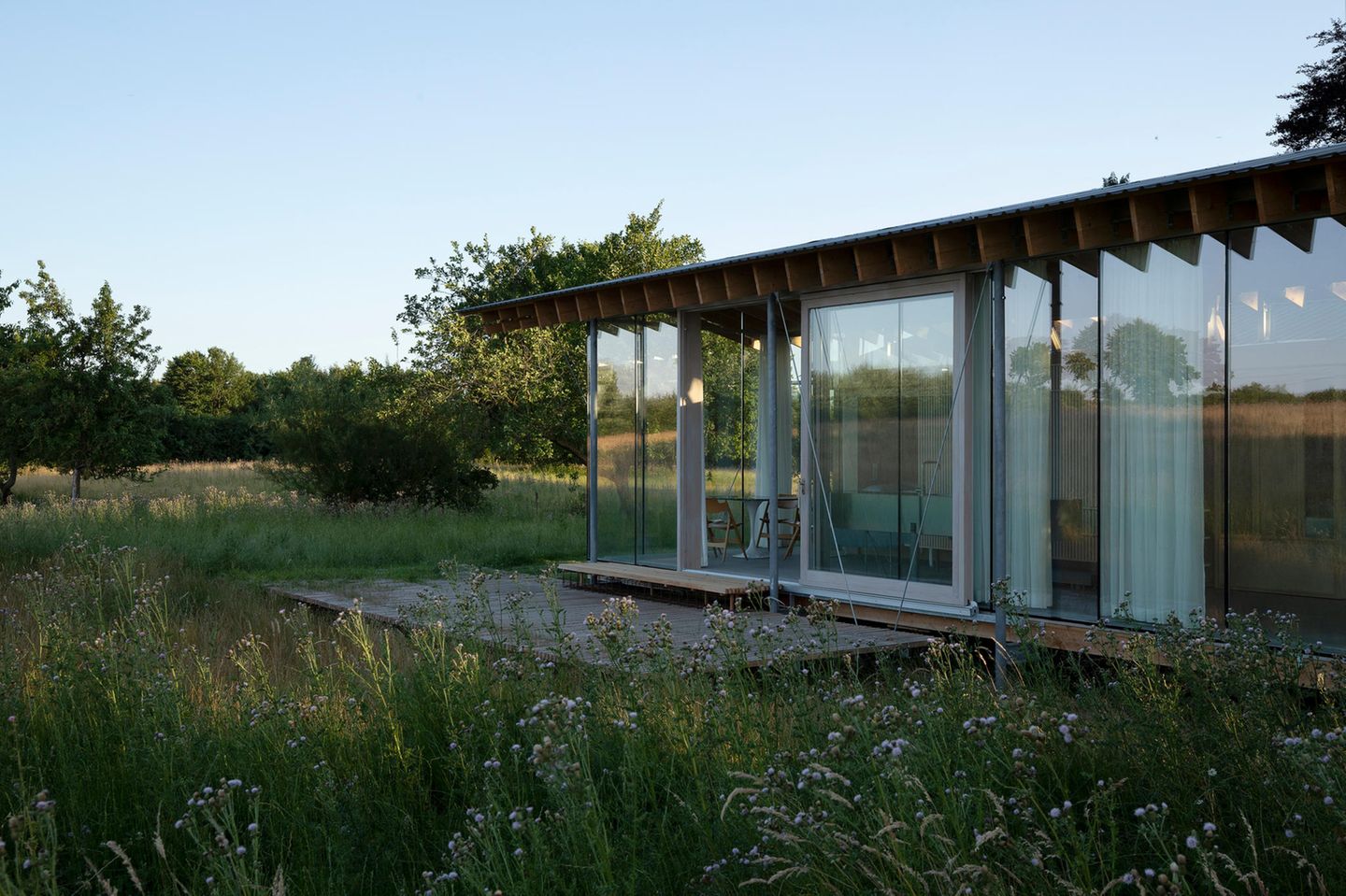 Haus mit Glasfassade in der Natur