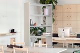 Ein Aluminium-Regal steht mitten in einem hellen Büro