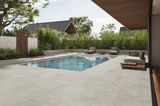 Eine moderne Terrasse mit Betonplatten und einem rechteckigen Pool