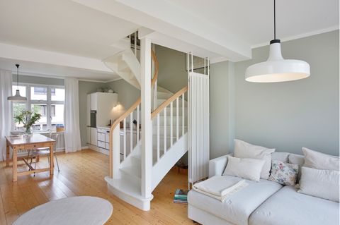 Offener Ess- und Wohnbereich mit weißer Treppe