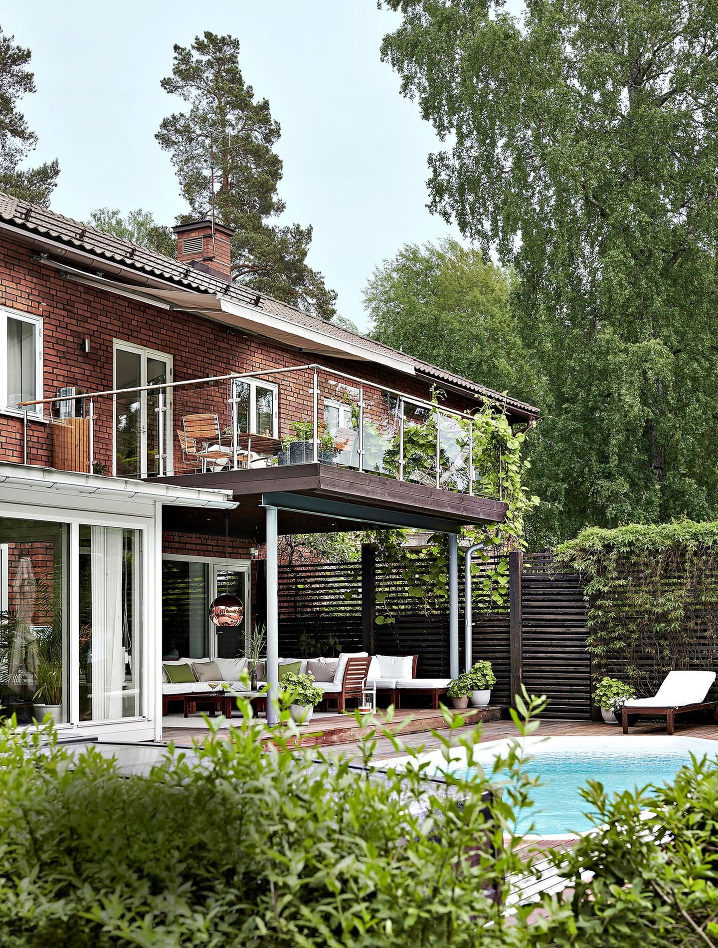 Verklinkertes Doppelhaus mit großem Balkon und Swimmingpool im Garten