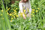 Designerin Lina Rickardsson im Garten