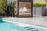 Ein modernes Saunahaus an einem Pool