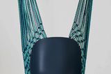 Blauer Schalenstuhl an türkisfarbenen Seilen aufgehängt