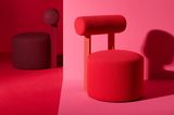 Roter Sessel vor pinkem Hintergrund